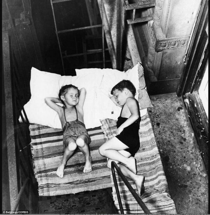 34. Юные жители Нью-Йорка спят ночью на пожарной лестнице, спасаясь от духоты. Начало 1900-х