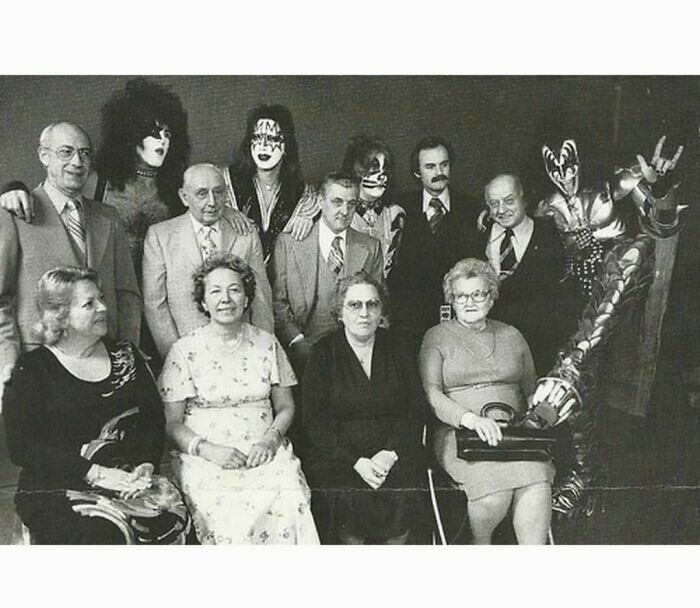 11. Участники группы Kiss со своими родителями, 1976 год