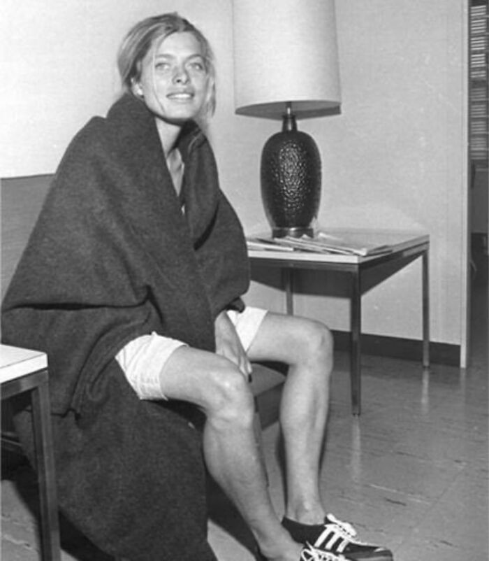9. Бобби Гибб, первая женщина, пробежавшая Бостонский марафон в 1966 году. Она бежала без номера, поскольку женщин не допускали к мероприятию