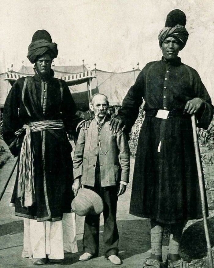 20. Два кашмирских гиганта позируют с американским фотографом Джеймсом Рикалтоном, 1903 год