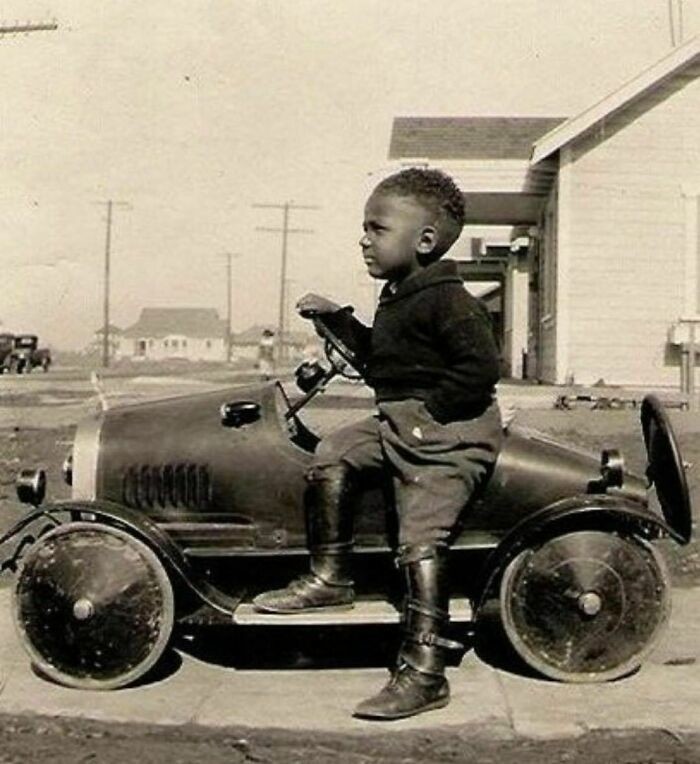 10. Мальчик и его машина, 1930-е годы