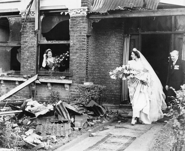 8. Невеста выход из своего недавно разбомбленного дома, отправляясь на собственную свадьбу. Лондон, 4 ноября 1940 года