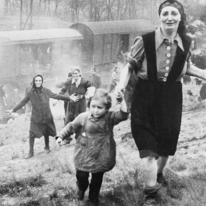 4. Еврейские заключенные после освобождения из поезда смерти, 1945 год