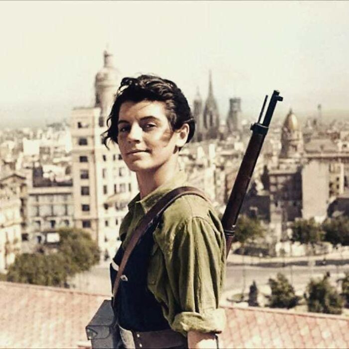 23. Марина Хинеста, 17-летняя активистка, журналистка и переводчица, на крыше отеля Colón в Барселоне, 1936 год