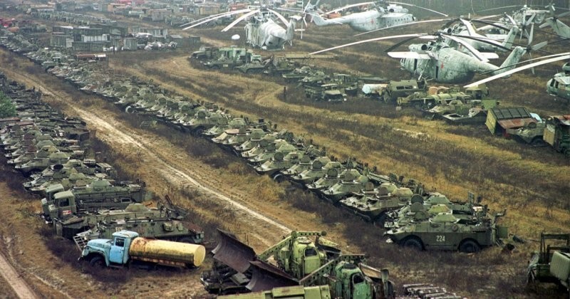Так выглядело кладбище радиоактивной техники в Чернобыле в 1986 году