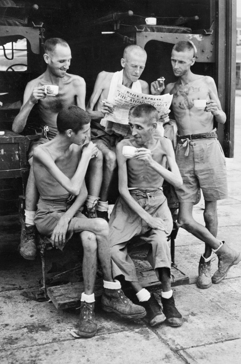 Aвстралийские солдaты после освобождения из японского плена в 1945 году