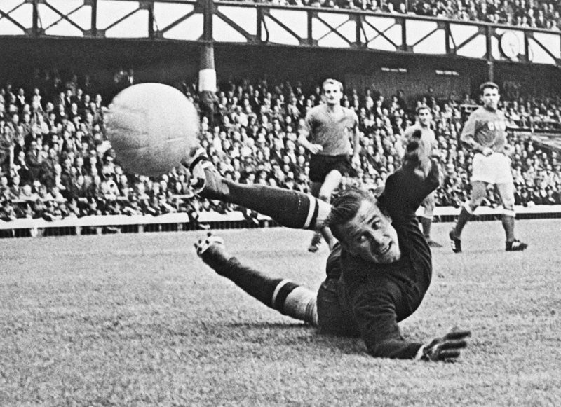 Лeв Яшин спасает вopoта от сборной Чили в 1962 году