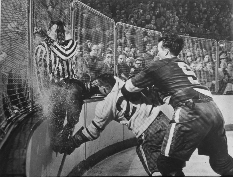 Довольно эффектный кадр с хоккейного матча 1956 года