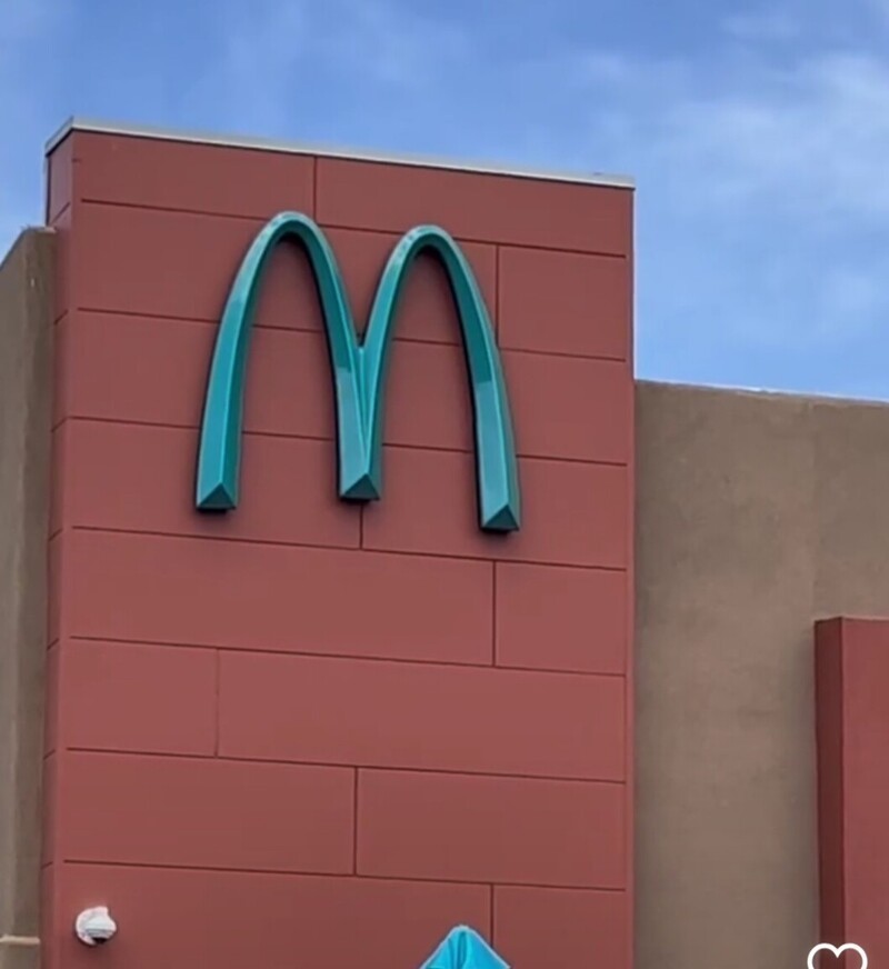 В одном из ресторанов McDonald's в Аризоне буква М - не желтая, а синяя