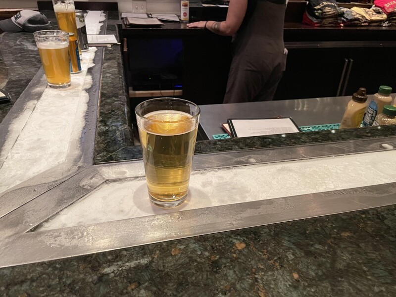 В этом баре стойка постоянно охладлается,  чтобы пиво у посетителей оставалось холодным