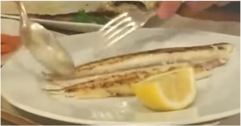 Официант убирает кости⁠⁠ из рыбы