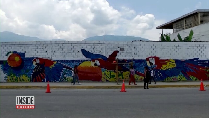 Жители Гуатире собрали 300 000 бутылочных крышек для украшения города