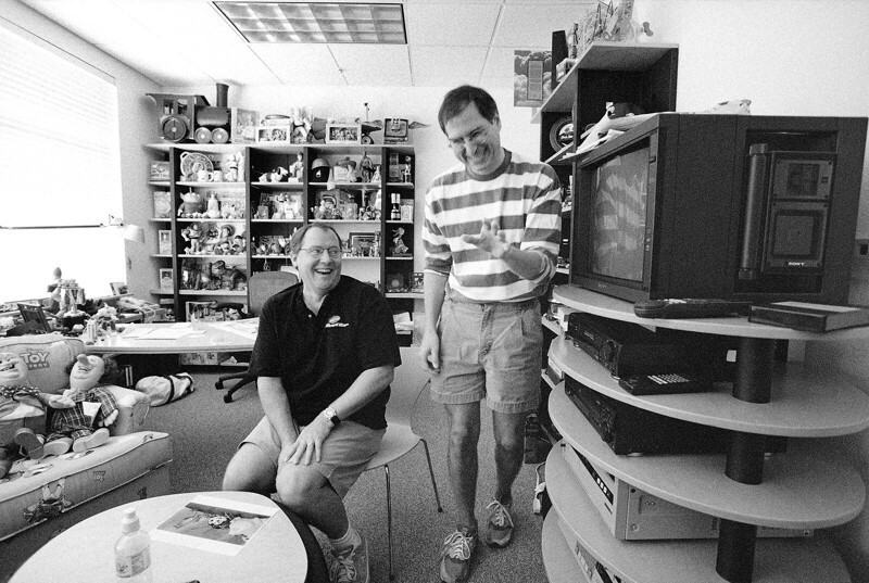 В 1997 году компания Apple выпустила на рынок компьютер стоимостью 10 тысяч долларов. Доставку и установку производил мужчина в парадном костюме