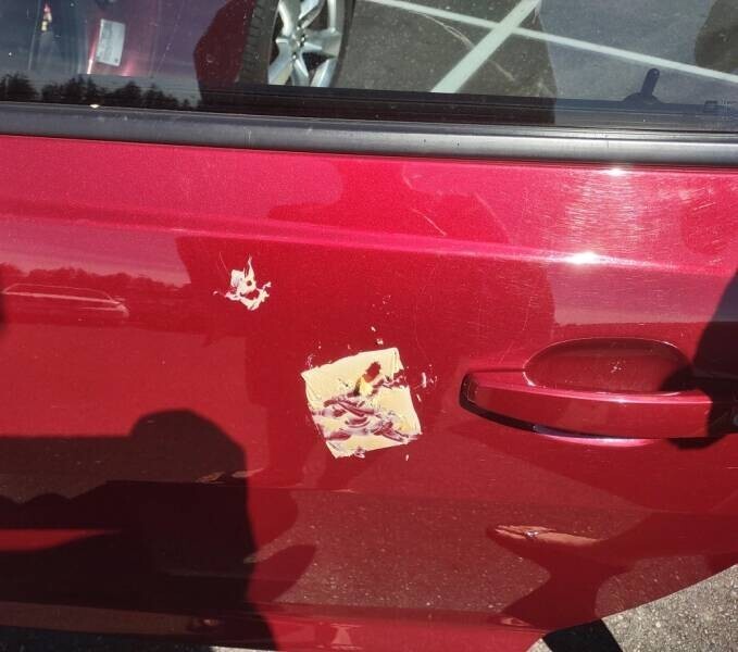 Не каждый день увидишь кусок плавленого сыра на своей машине