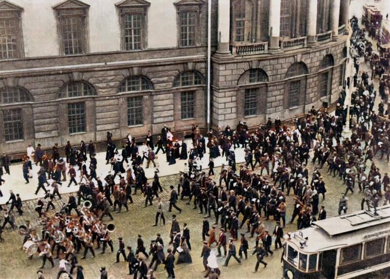 Объявление войны, 1914 год.  Манифестанты проходят по Невскому проспекту к Садовой улицы после оглашения манифеста об объявлении войны 2 августа 1914.
