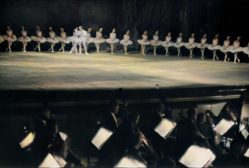 В Большом театре на балете "лебединое озеро".