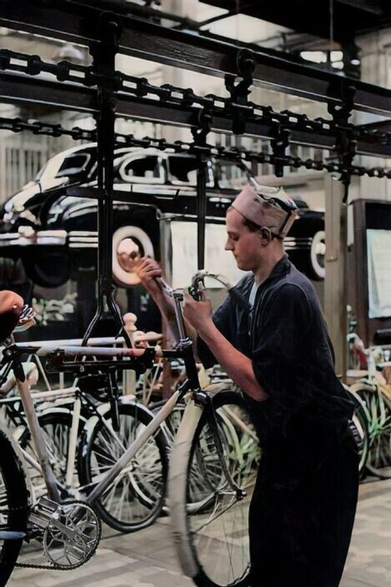 Цех по производству велосипедов на заводе «ЗИС» .