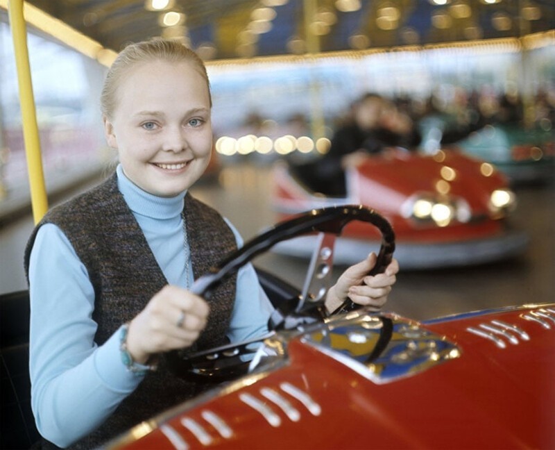 1971 год. Актриса Наталья Белохвостикова катается на машине в парке аттракционов.