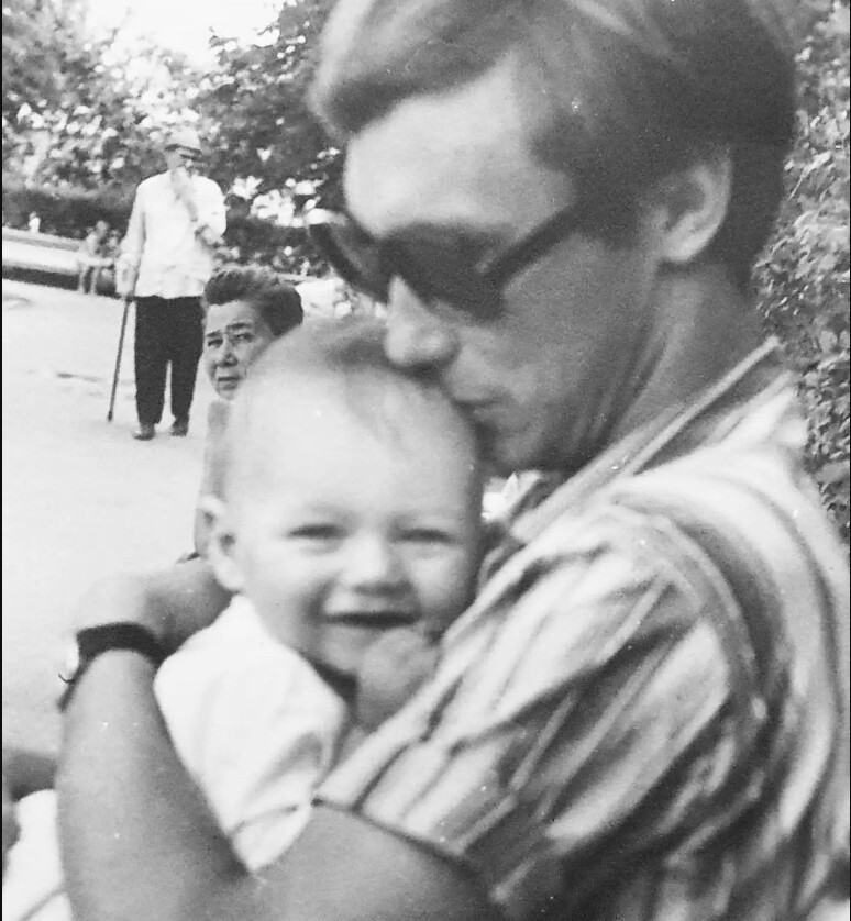 Олег Янковский с маленьким Филиппом на руках, 1960-е годы