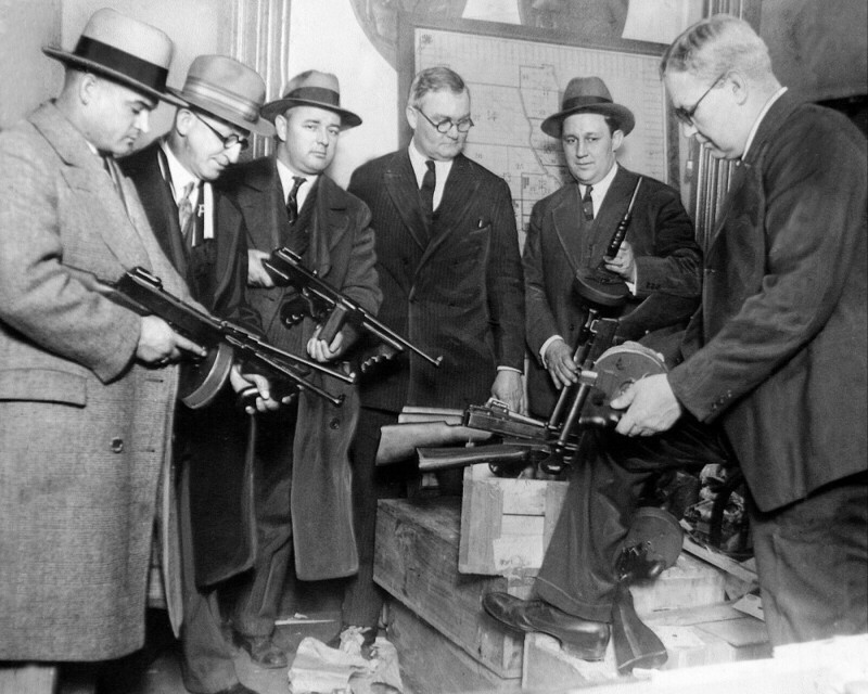 Братки Аль Капоне готовятся наводить порядок в благотворительных столовых.1930-е годы. Чикаго .