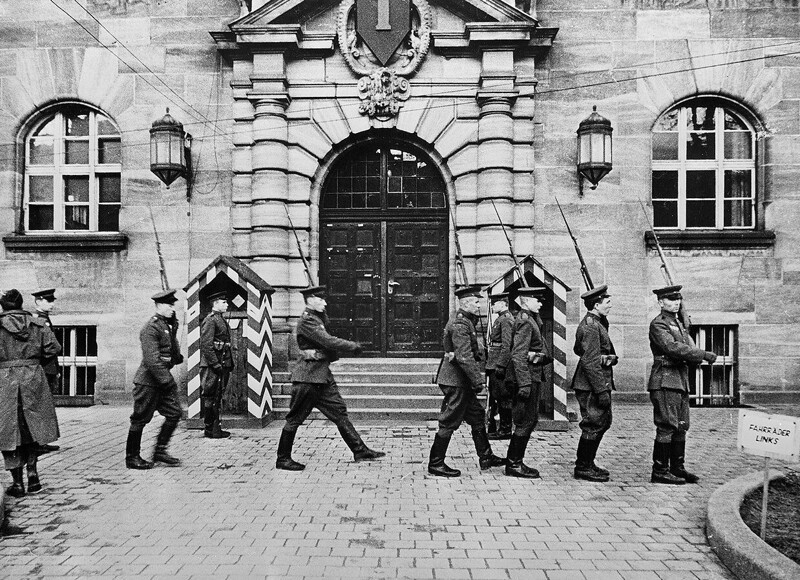 Советский караул у Дворца юстиции. Германия, г. Нюрнберг, 1946 год