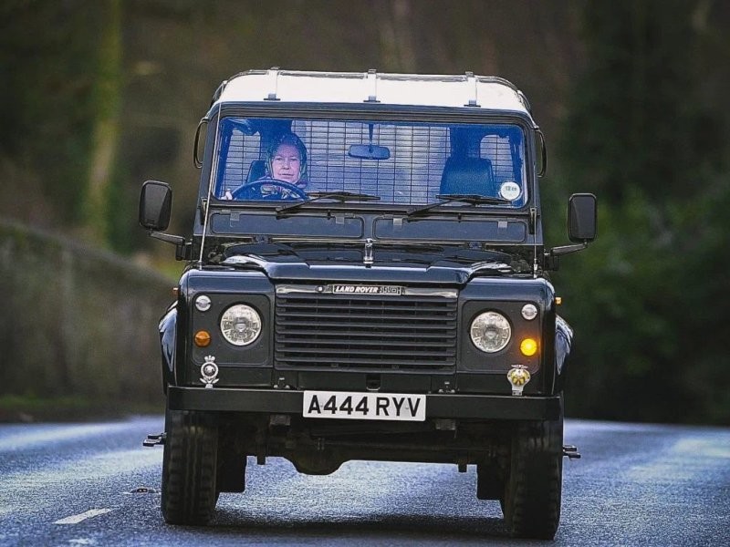От Land Rover до Bentley: автомобили королевы Елизаветы II