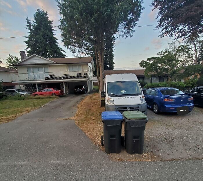 31. "Соседи продолжают ставить свои мусорные баки напротив моего минивэна на моей территории"