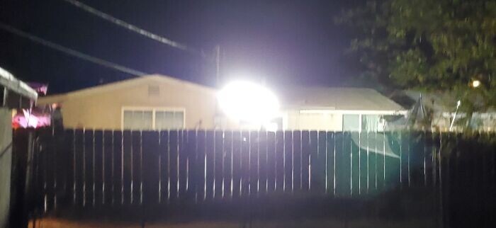 12. "У соседей 24 часа в сутки 7 дней в неделю во дворе горит прожектор "для безопасности"