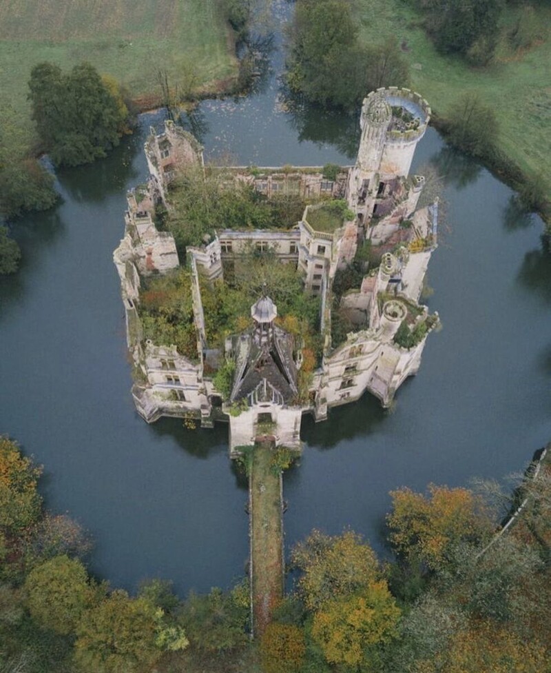 Забытый замок во Франции