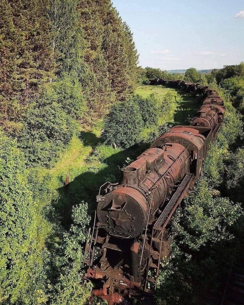 Заброшенный поезд в Сибири