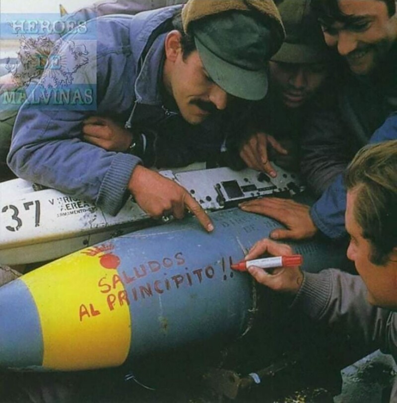 Аргентинские солдаты пишут привет принцу Чарльзу на бомбе во время Фолклендской войны, 1982 год