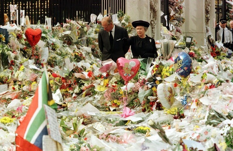 Королева и принц Филипп рассматривают цветы, принесенные жителями Англии в память о принцессе Диане после ее трагической смерти в 1997 году