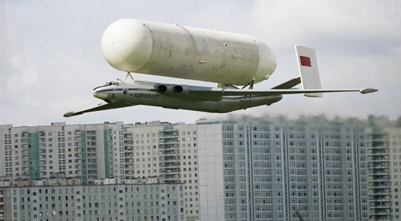 Тушинский аэродром. Тяжелый транспортный самолет ВМ-Т «Атлант» с макетом водородного блока для ракеты-носителя «Энергия» . 1989 год