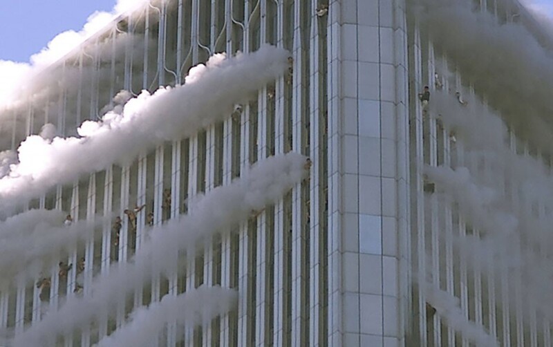 Люди пытаются спастись от пожара после теракта в ВТЦ. 11 сентября 2001 год