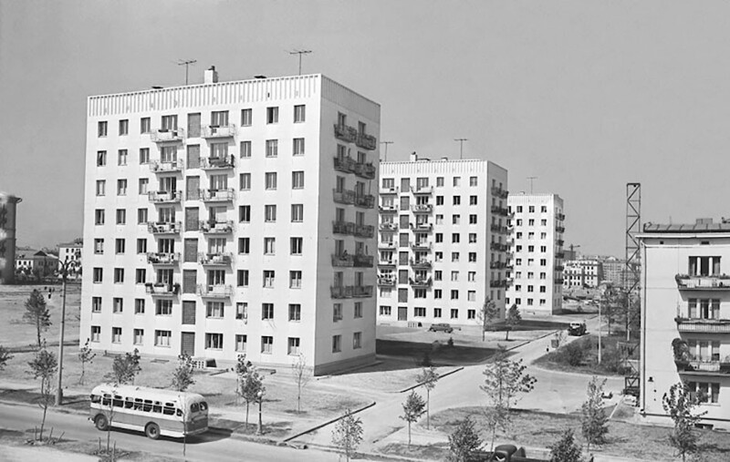 Первые «хрущевки» на перекрестке улицы Гримау и улицы Дмитрия Ульянова, 1958 год, Москва