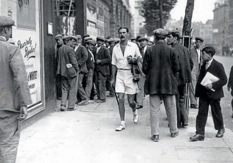 Энтузиаст реформы мужской одежды идет по улице Стрэнд в Лондоне. MDRP (Партия реформирования мужской одежды) была образована в межвоенные годы в Великобритании в 1930 году