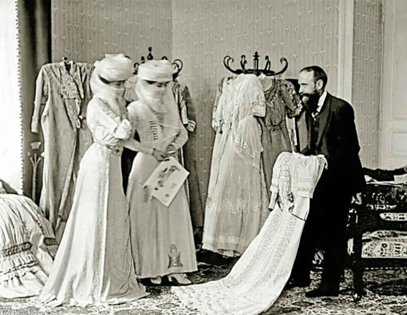 Знатные египетские женщины во французском ателье по пошиву одежды в Каире, 1890-е годы