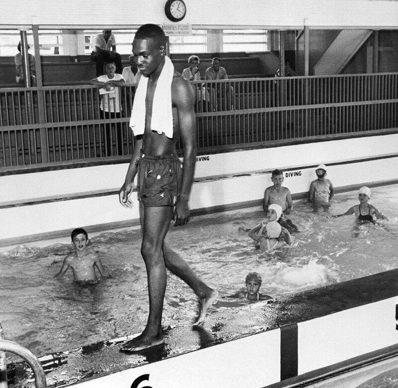 Дэвид Исом, 19-летний подросток, который смело пошёл в бассейн “только для белых” во Флориде, что побудило чиновников закрыть заведение, 1958 год