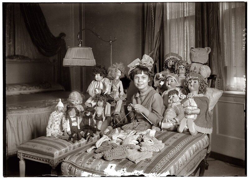 Девочка с коллекцией кукол 1931 год