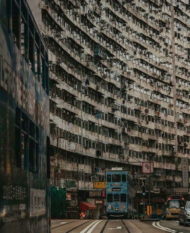 В Гонконге десятки небоскребов и элитного жилья, однако из-за перенаселенности бедные люди вынуждены ютиться на отшибах в ужасных квартирах