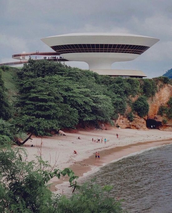 7. Музей современного искусства Нитерой, Бразилия, спроектированный Оскаром Нимейером в 1991 году