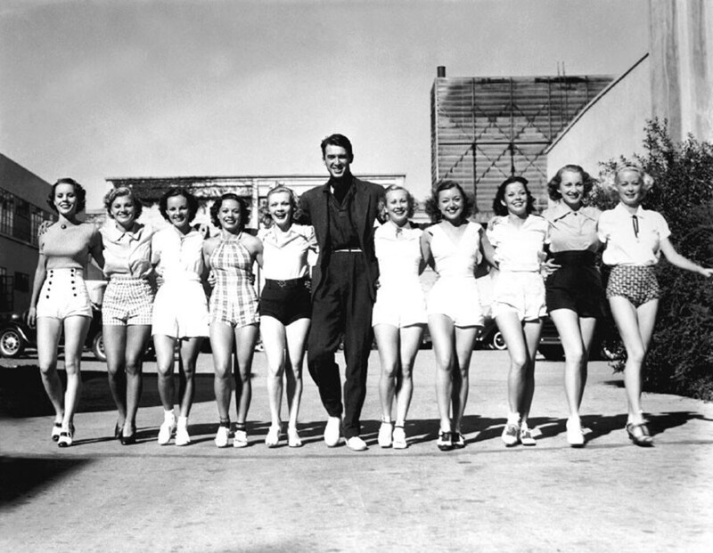 Джимми Стюарт и хористки на фото для фильма «Рожденные танцевать», 1936 год