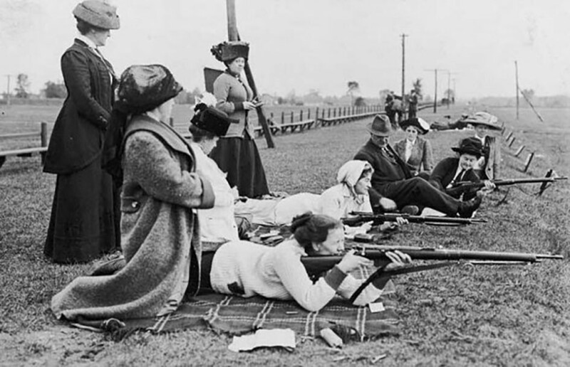 Дамы из Торонто учатся стрелять во время войны. 1914 год