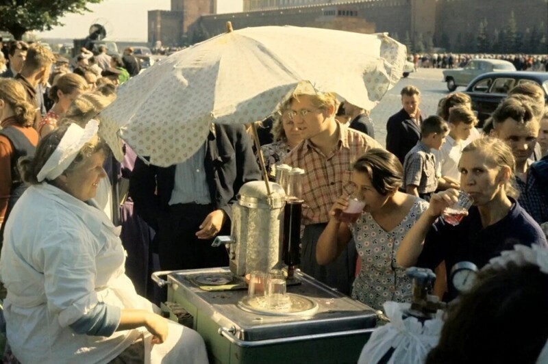 Газировка на Красной площади в жаркий день...1959-й год