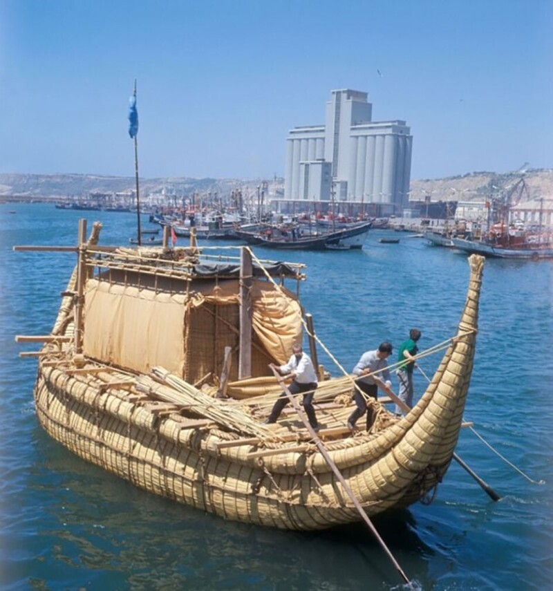 17 мая 1970 г. экспедиция Тура Хейердала на папирусной лодке Ра-2 начинает свой путь к берегам Центральной Америки из марокканского порта Сафи. Фото Ю. Сенкевича