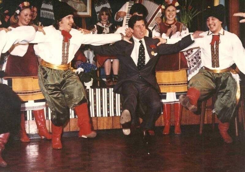Будущий король Карл III танцует гопак с ансамблем украинской диаспоры, Дерби, Англия, 1981 год