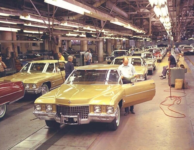 Cadillac 1971 года на линии последнего контроля перед отправкой дилерам, Детройт. США