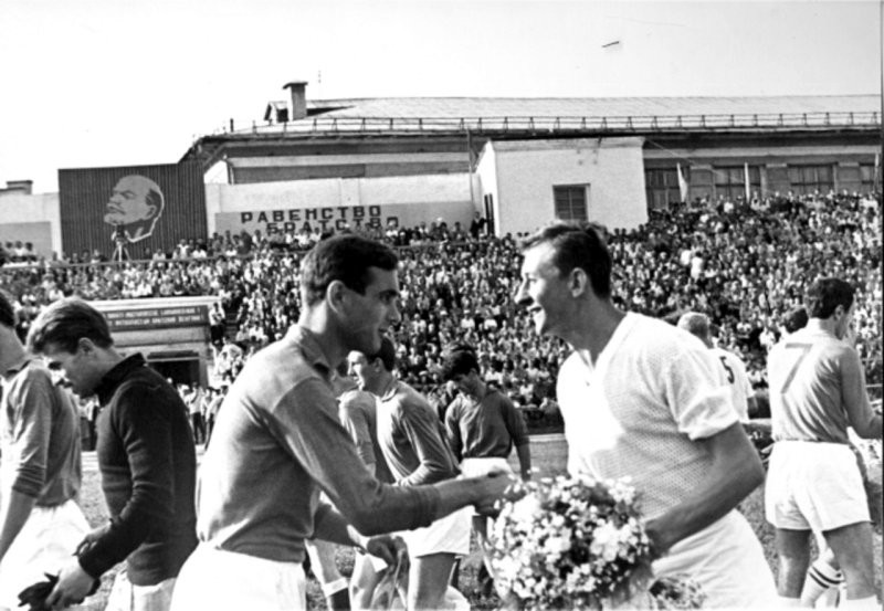 Встреча футбольных команд "Локомотив" (Оренбург) и "Ганц-Мавач" (Будапешт) на стадионе "Динамо" г. Оренбурга. 7 июля 1966 г. 