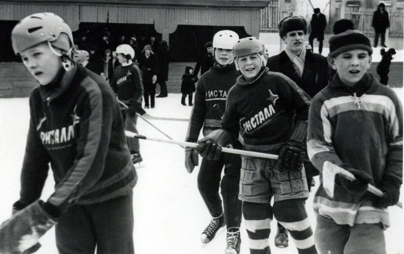 Хоккейная команда «Кристалл» на стадионе в г. Лыткарино 1970е