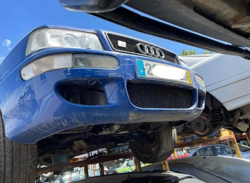 Грустный Audi RS2 Avant ожидает утилизации на свалке в Португалии